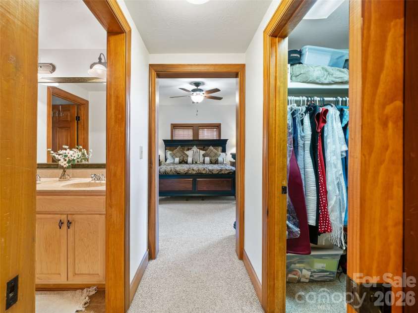 81 Creekside Way, Burnsville, NC 28714.  MLS# CAR4374251, YatesRealty ID 16129. LARGE WALK IN CLOSET