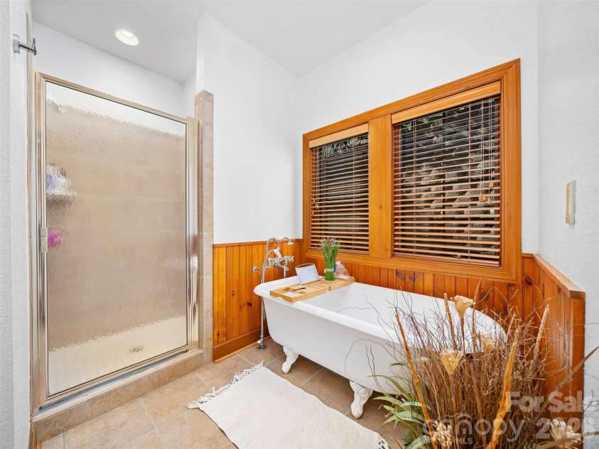81 Creekside Way, Burnsville, NC 28714.  MLS# CAR4374251, YatesRealty ID 16129. Primary bathroom includes StandUp Shower and ClawTub