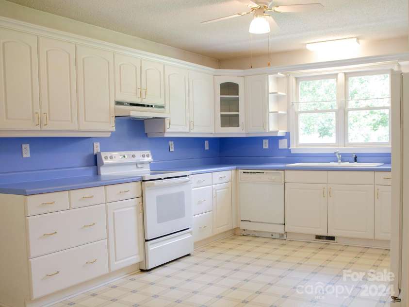 452 Mocksville Highway, Statesville, NC 28625.  MLS# CAR4170218, YatesRealty ID 1613. Kitchen