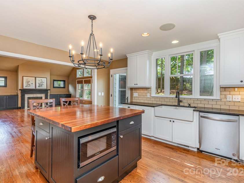 4467 Woodlark Lane, Charlotte, NC 28211.  MLS# CAR4248713, YatesRealty ID 16131. 