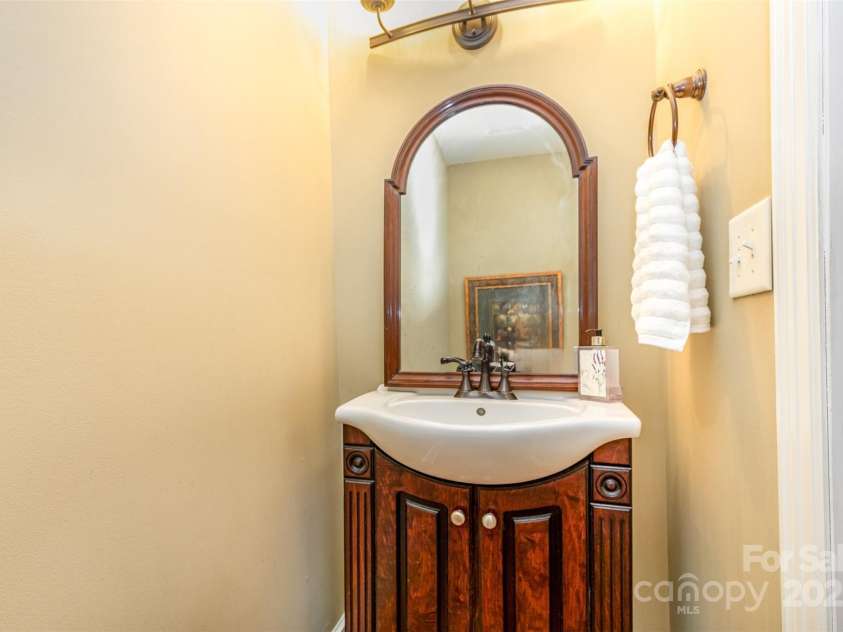 4467 Woodlark Lane, Charlotte, NC 28211.  MLS# CAR4248713, YatesRealty ID 16131. 