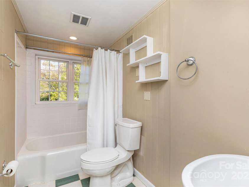 4467 Woodlark Lane, Charlotte, NC 28211.  MLS# CAR4248713, YatesRealty ID 16131. 