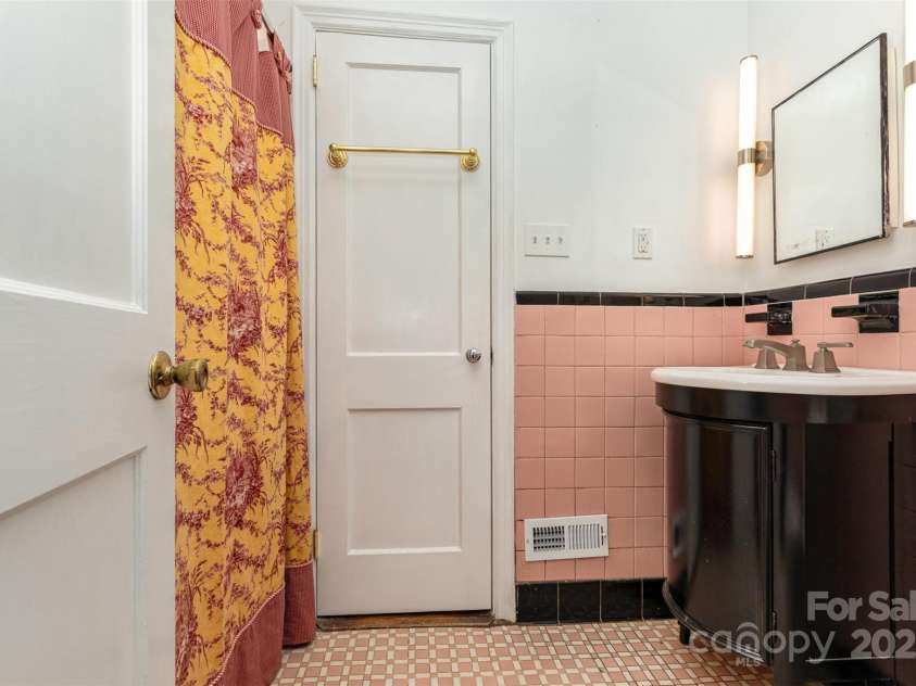 4467 Woodlark Lane, Charlotte, NC 28211.  MLS# CAR4248713, YatesRealty ID 16131. 