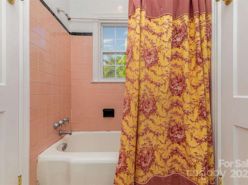 4467 Woodlark Lane, Charlotte, NC 28211.  MLS# CAR4248713, YatesRealty ID 16131. 