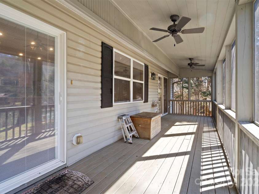 28 Woodberry Lane, Murphy, NC 28906.  MLS# CAR4227300, YatesRealty ID 16132. 