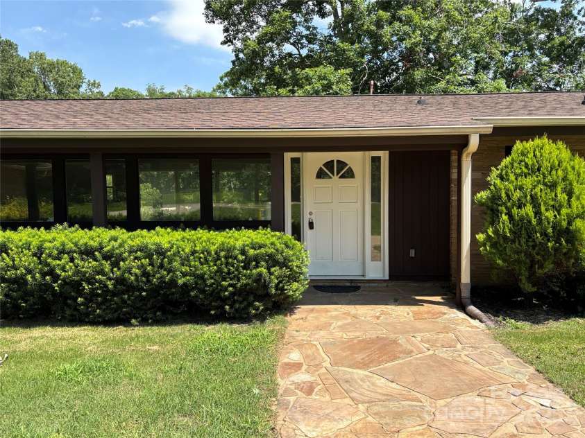 223 Forest Drive, Greenwood, SC 29646.  MLS# CAR4264303, YatesRealty ID 16134. 