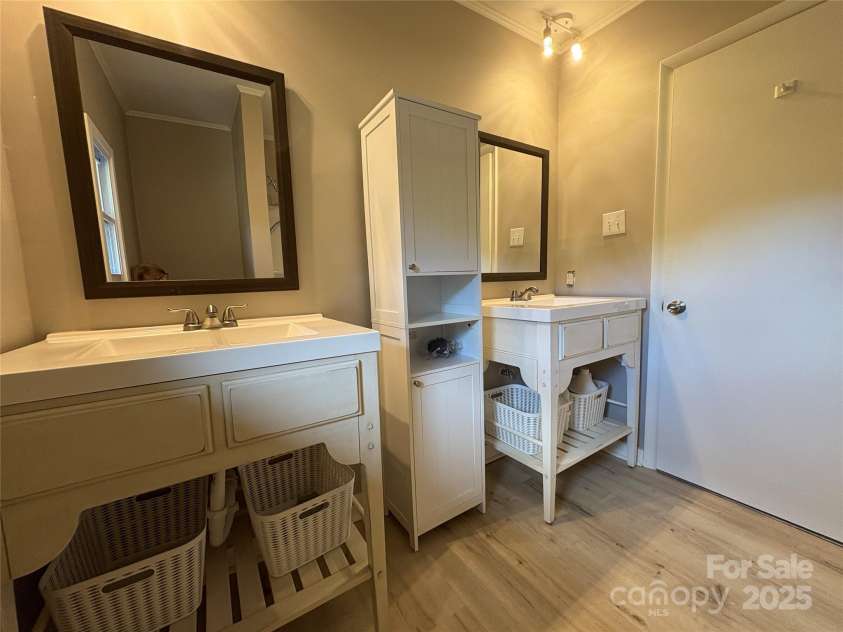 223 Forest Drive, Greenwood, SC 29646.  MLS# CAR4264303, YatesRealty ID 16134. Hall full bath with double vanities and tub / shower combination.