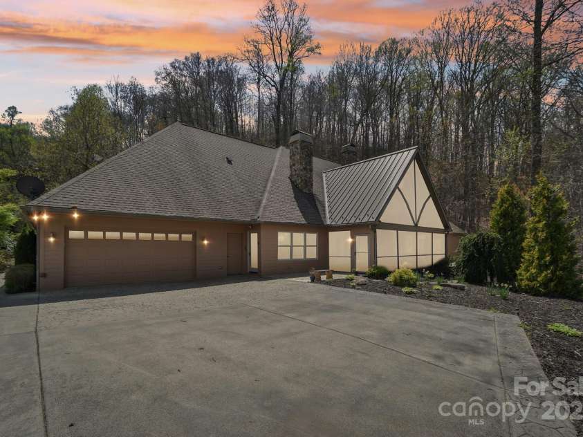 206 View Ridge Parkway, Leicester, NC 28748.  MLS# CAR4228261, YatesRealty ID 16135. Don't miss this once-in-a life-time opportunity in Blue Mist Farms