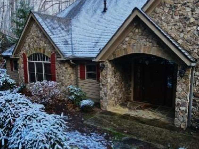 206 View Ridge Parkway, Leicester, NC 28748.  MLS# CAR4228261, YatesRealty ID 16135. January 2023