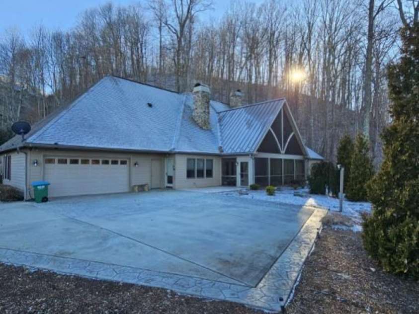 206 View Ridge Parkway, Leicester, NC 28748.  MLS# CAR4228261, YatesRealty ID 16135. January 2023