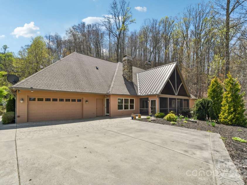 206 View Ridge Parkway, Leicester, NC 28748.  MLS# CAR4228261, YatesRealty ID 16135. Spacious driveway with plenty of turnaround room