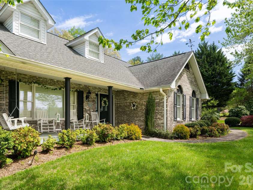 22 Moon Wood Trail, Asheville, NC 28806.  MLS# CAR4230954, YatesRealty ID 16136. 