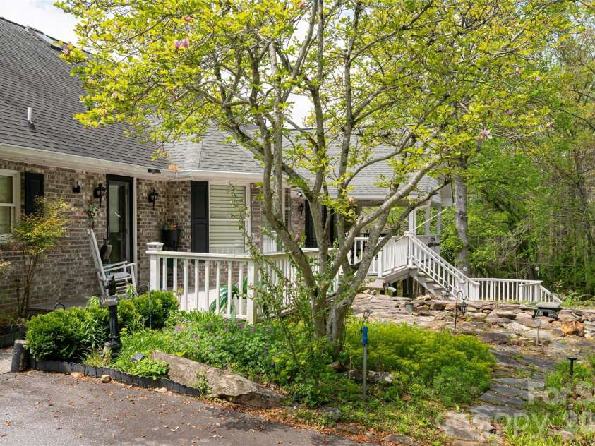 22 Moon Wood Trail, Asheville, NC 28806.  MLS# CAR4230954, YatesRealty ID 16136. 