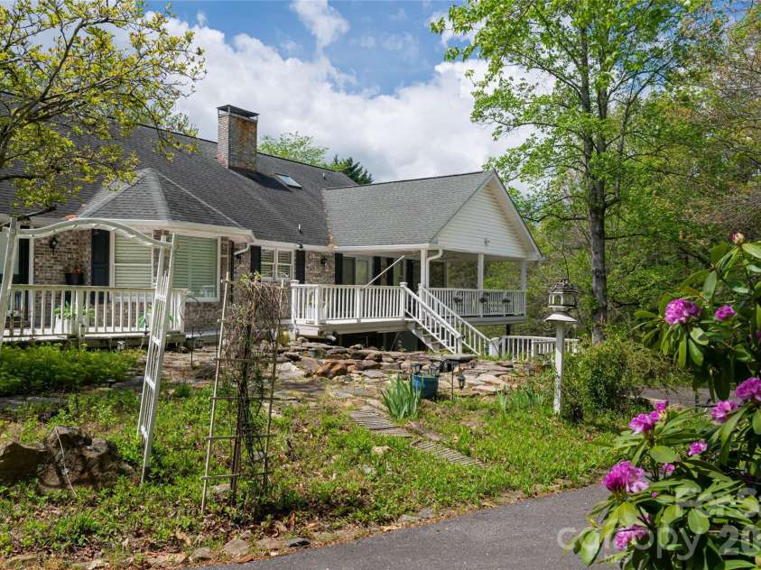 22 Moon Wood Trail, Asheville, NC 28806.  MLS# CAR4230954, YatesRealty ID 16136. 