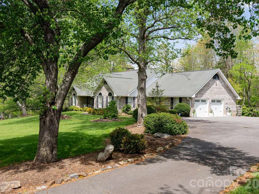 22 Moon Wood Trail, Asheville, NC 28806.  MLS# CAR4230954, YatesRealty ID 16136. 