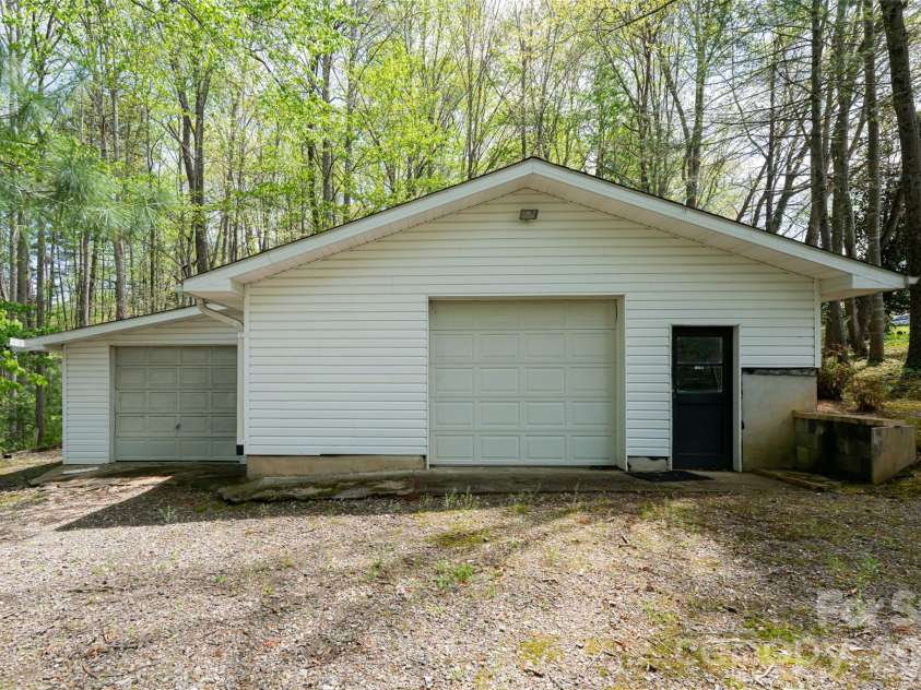 22 Moon Wood Trail, Asheville, NC 28806.  MLS# CAR4230954, YatesRealty ID 16136. 