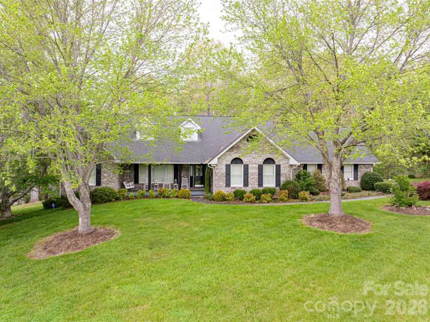 22 Moon Wood Trail, Asheville, NC 28806.  MLS# CAR4230954, YatesRealty ID 16136. 
