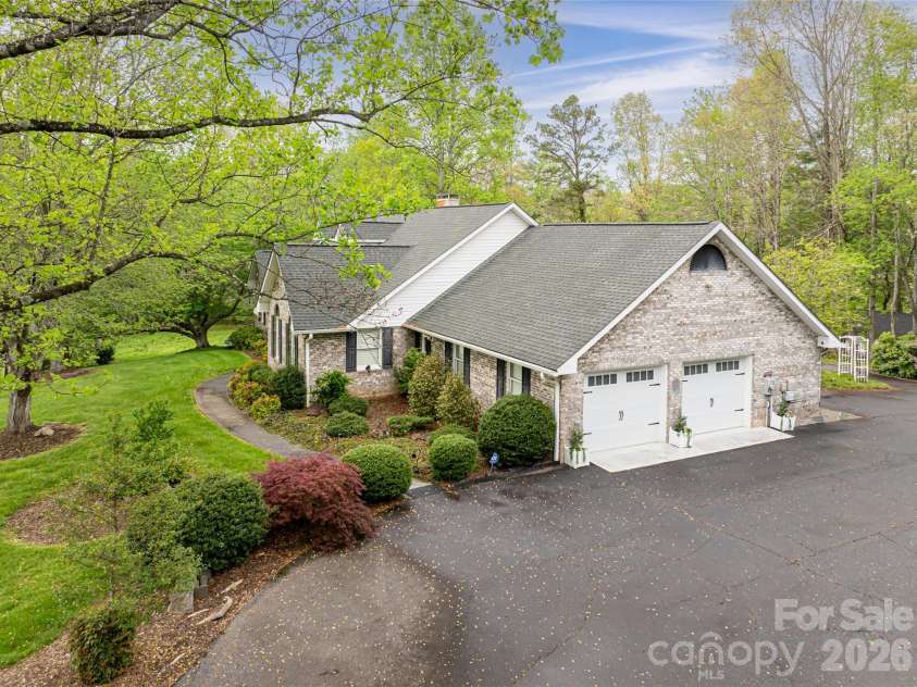 22 Moon Wood Trail, Asheville, NC 28806.  MLS# CAR4230954, YatesRealty ID 16136. 