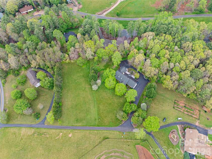 22 Moon Wood Trail, Asheville, NC 28806.  MLS# CAR4230954, YatesRealty ID 16136. 