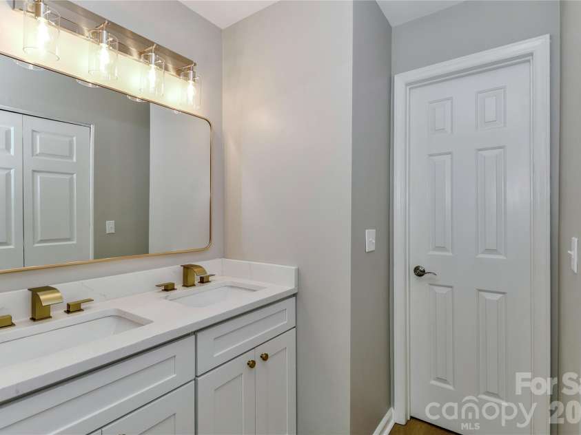 18563 Vineyard Point Lane, Cornelius, NC 28031.  MLS# CAR4352603, YatesRealty ID 16138. 