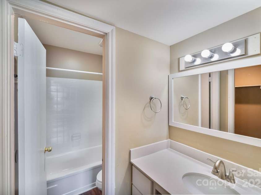 809 High Meadow Lane, Charlotte, NC 28217.  MLS# CAR4265246, YatesRealty ID 16138. Primary Bath 1