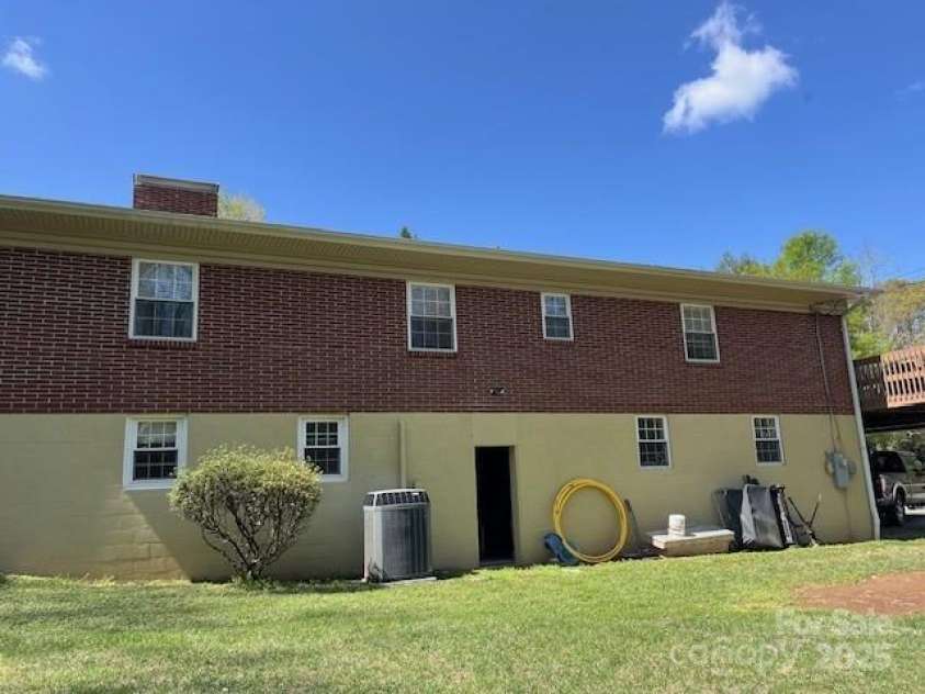 323 Hibriten Drive, Lenoir, NC 28645.  MLS# CAR4252010, YatesRealty ID 16142. 