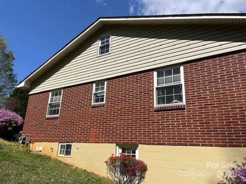 323 Hibriten Drive, Lenoir, NC 28645.  MLS# CAR4252010, YatesRealty ID 16142. 