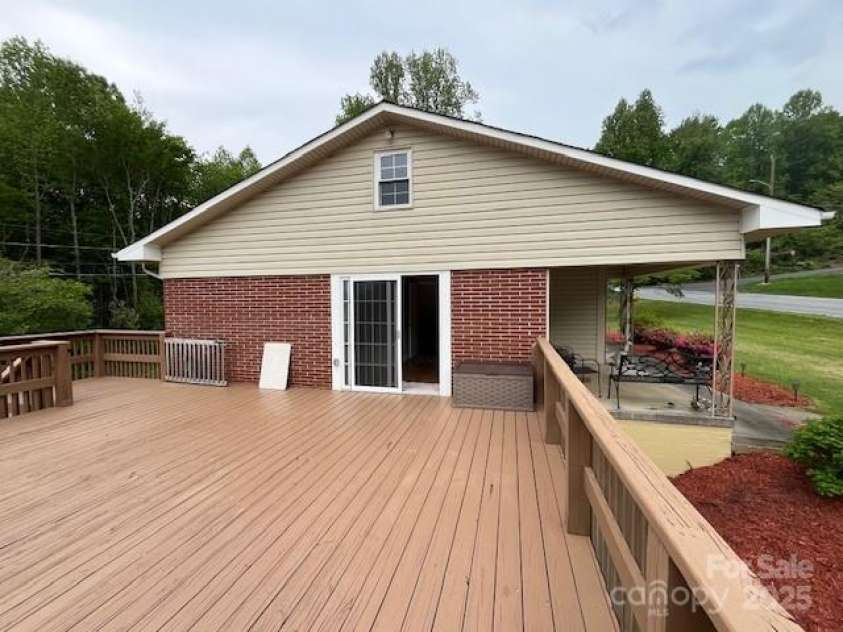 323 Hibriten Drive, Lenoir, NC 28645.  MLS# CAR4252010, YatesRealty ID 16142. 