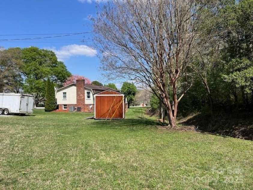 323 Hibriten Drive, Lenoir, NC 28645.  MLS# CAR4252010, YatesRealty ID 16142. 