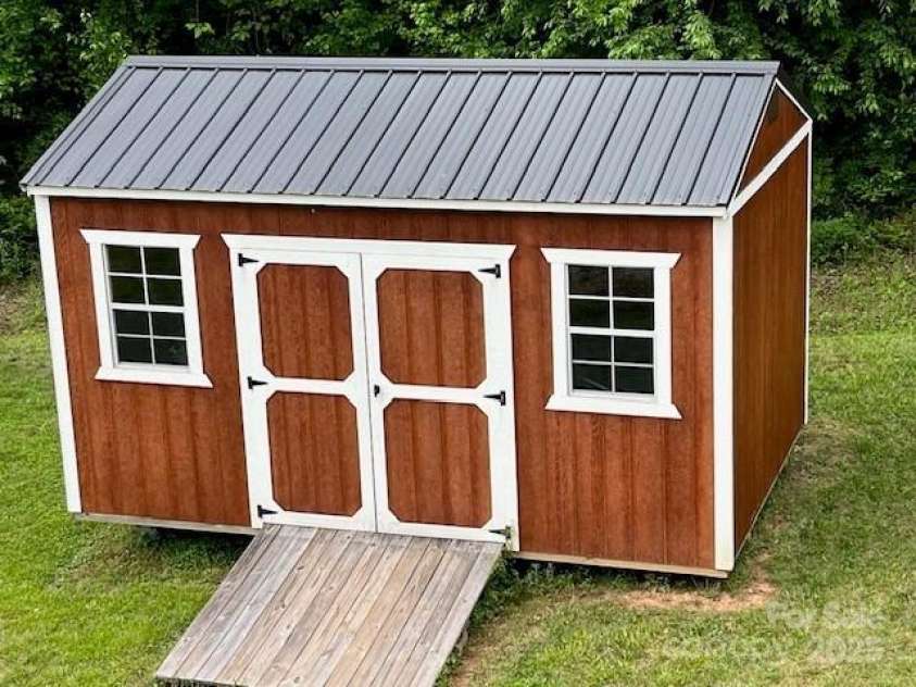 323 Hibriten Drive, Lenoir, NC 28645.  MLS# CAR4252010, YatesRealty ID 16142. 