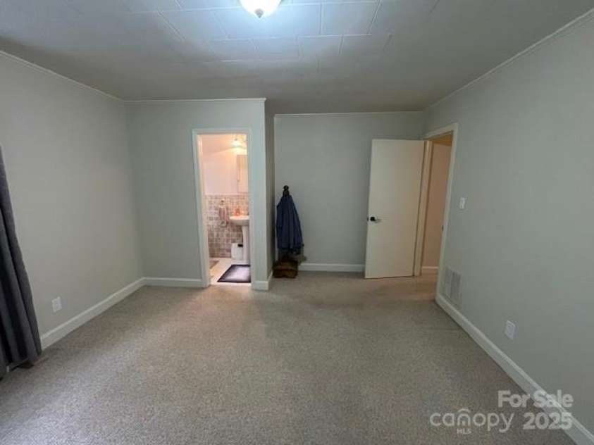 323 Hibriten Drive, Lenoir, NC 28645.  MLS# CAR4252010, YatesRealty ID 16142. 