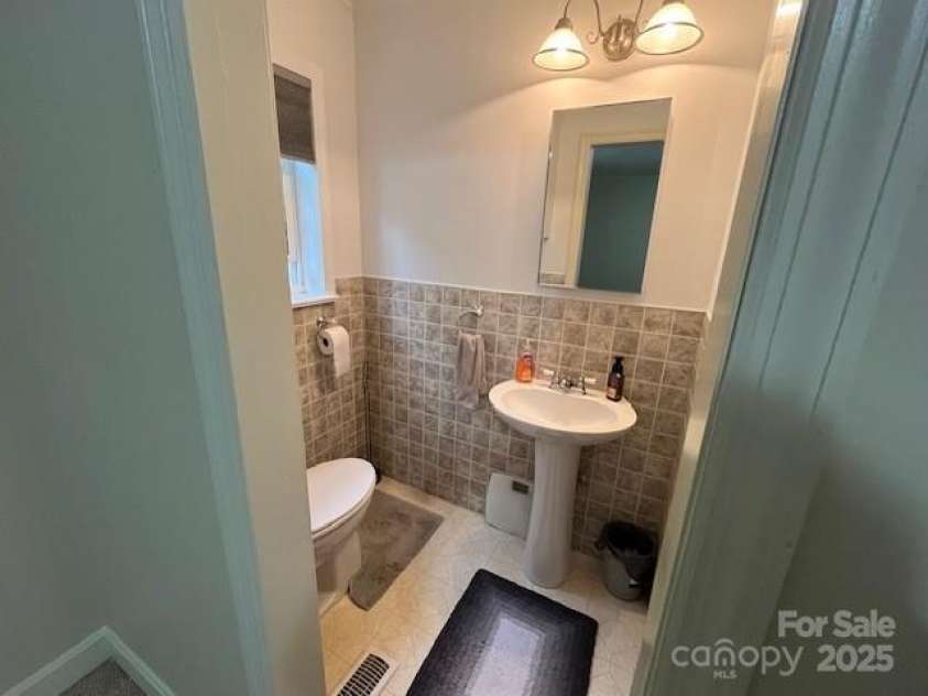 323 Hibriten Drive, Lenoir, NC 28645.  MLS# CAR4252010, YatesRealty ID 16142. 