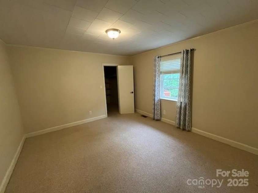 323 Hibriten Drive, Lenoir, NC 28645.  MLS# CAR4252010, YatesRealty ID 16142. 