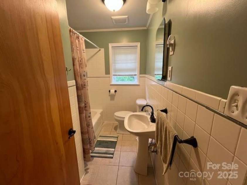 323 Hibriten Drive, Lenoir, NC 28645.  MLS# CAR4252010, YatesRealty ID 16142. 