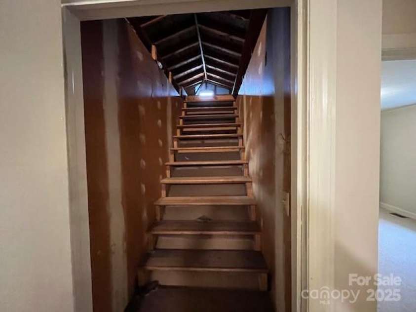 323 Hibriten Drive, Lenoir, NC 28645.  MLS# CAR4252010, YatesRealty ID 16142. 