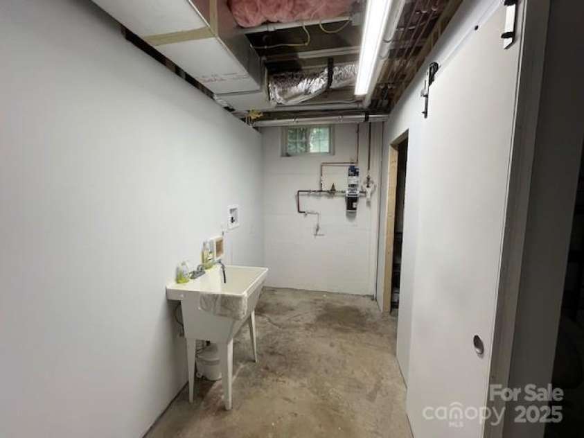 323 Hibriten Drive, Lenoir, NC 28645.  MLS# CAR4252010, YatesRealty ID 16142. 