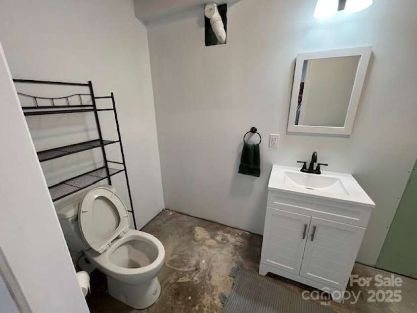 323 Hibriten Drive, Lenoir, NC 28645.  MLS# CAR4252010, YatesRealty ID 16142. 