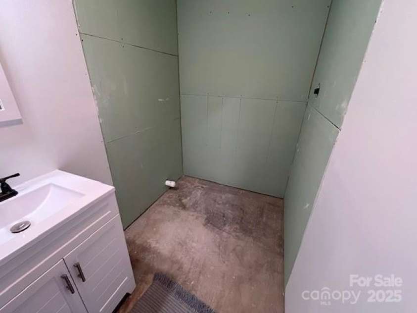 323 Hibriten Drive, Lenoir, NC 28645.  MLS# CAR4252010, YatesRealty ID 16142. 