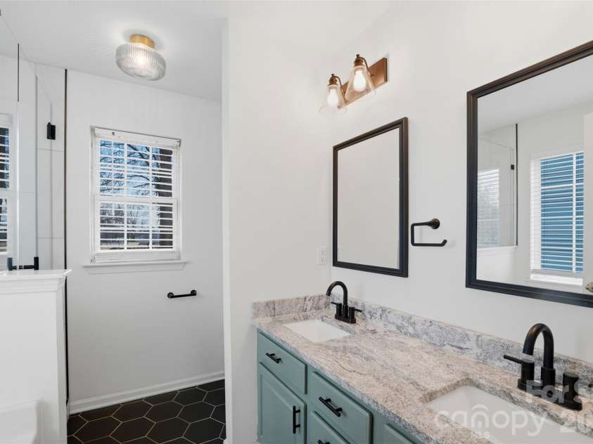 4109 Parkdale Drive, Charlotte, NC 28208.  MLS# CAR4350171, YatesRealty ID 16143. Primary Bed Bathroom