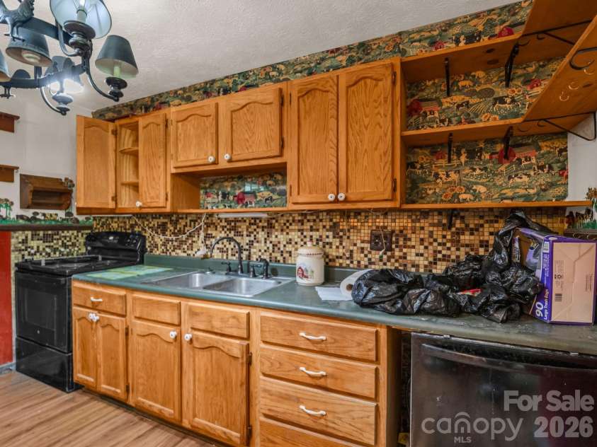 69 Hidden Brook Drive, Hendersonville, NC 28739.  MLS# CAR4374342, YatesRealty ID 16149. 