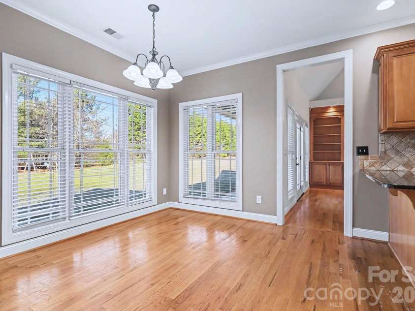 170 Saint James Way, Salisbury, NC 28147.  MLS# CAR4325625, YatesRealty ID 16151. Eat-in kitchen