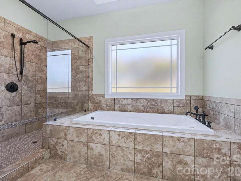 170 Saint James Way, Salisbury, NC 28147.  MLS# CAR4325625, YatesRealty ID 16151. Primary bath