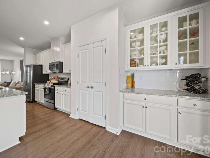 3501 Timber Mill Drive, Matthews, NC 28104.  MLS# CAR4340505, YatesRealty ID 16158. 