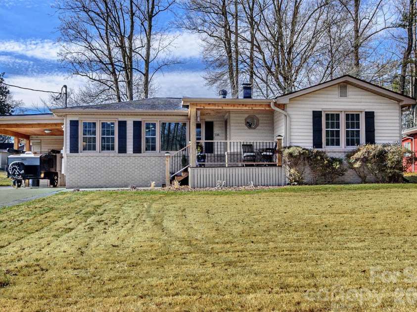 116 Thornbird Avenue, Hendersonville, NC 28792.  MLS# CAR4347175, YatesRealty ID 16159. 