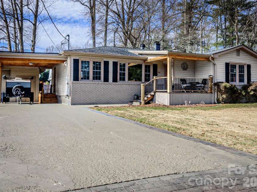 116 Thornbird Avenue, Hendersonville, NC 28792.  MLS# CAR4347175, YatesRealty ID 16159. 