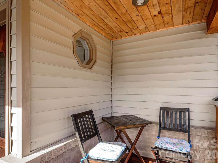 116 Thornbird Avenue, Hendersonville, NC 28792.  MLS# CAR4347175, YatesRealty ID 16159. 