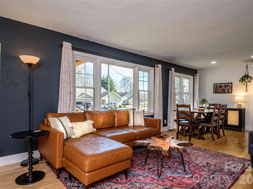 116 Thornbird Avenue, Hendersonville, NC 28792.  MLS# CAR4347175, YatesRealty ID 16159. 