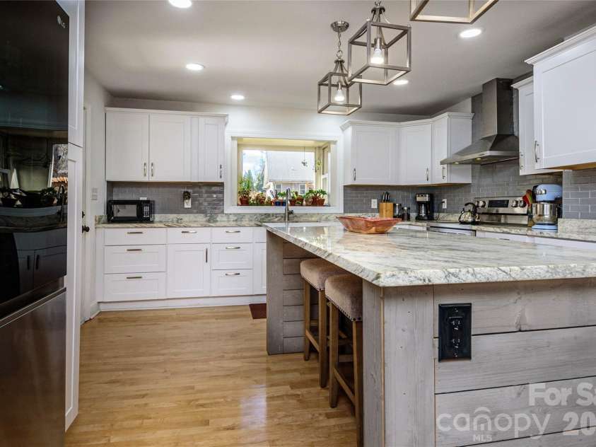 116 Thornbird Avenue, Hendersonville, NC 28792.  MLS# CAR4347175, YatesRealty ID 16159. 