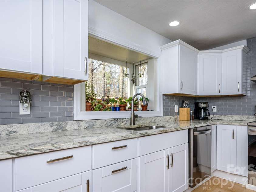 116 Thornbird Avenue, Hendersonville, NC 28792.  MLS# CAR4347175, YatesRealty ID 16159. 
