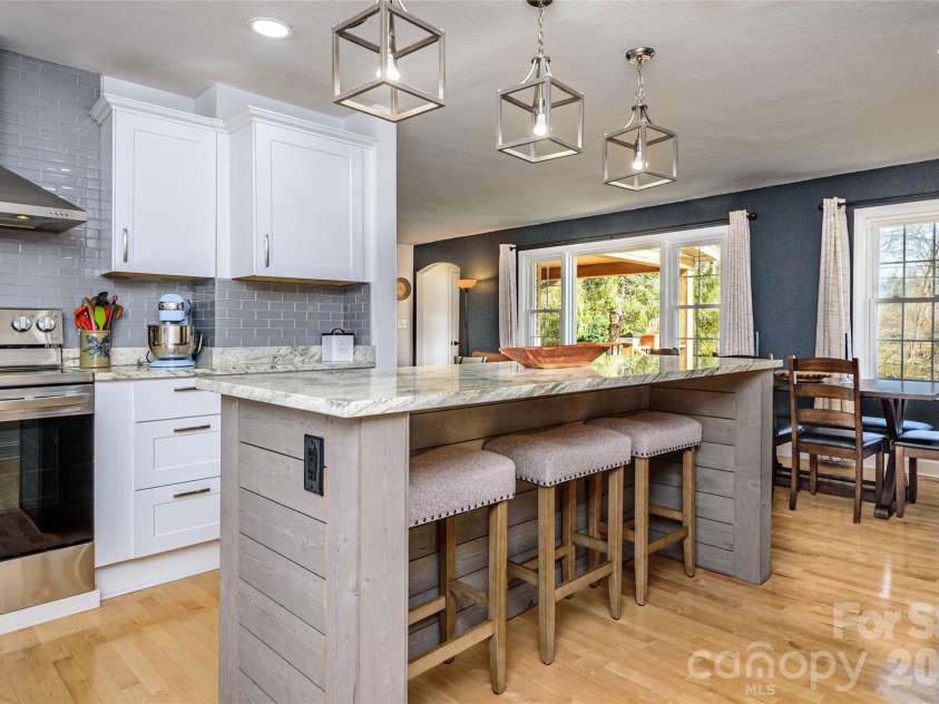 116 Thornbird Avenue, Hendersonville, NC 28792.  MLS# CAR4347175, YatesRealty ID 16159. 